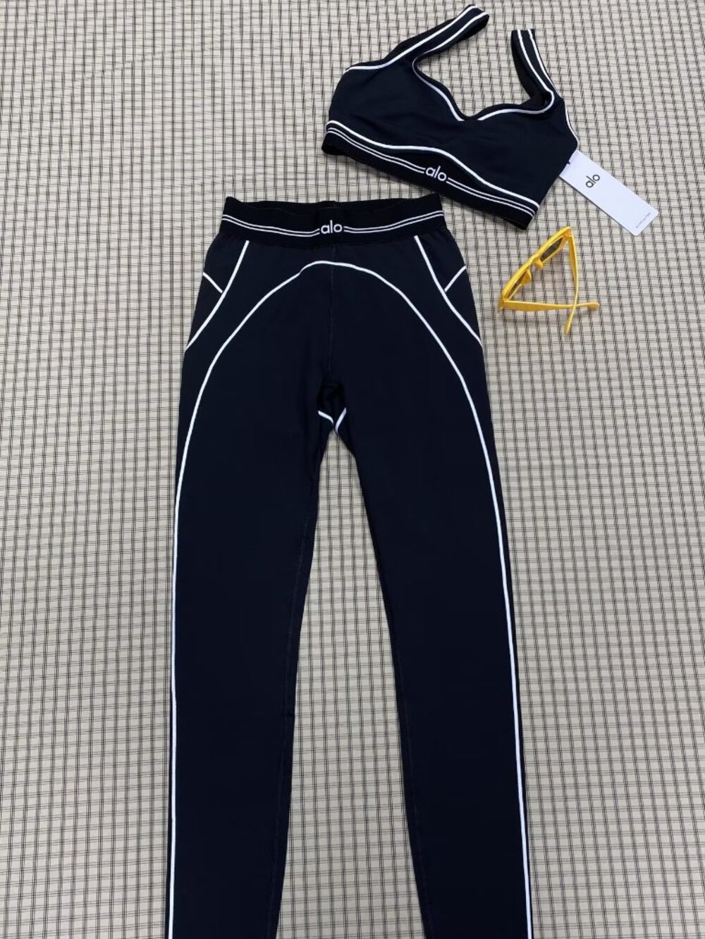 Black/White💗ALO Yoga Heart Throb High Waisted Legging&Bra Set NWT|Flattering - Picture 2 of 13